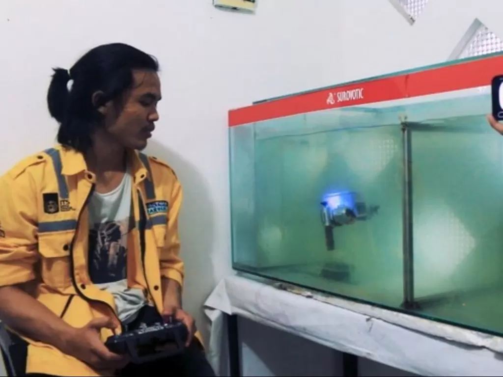 Robot Sea Wasp karya mahasiswa ITS saat uji coba pengambilan kelereng sebagai objek bawah air laut. (Dok. Humas ITS)