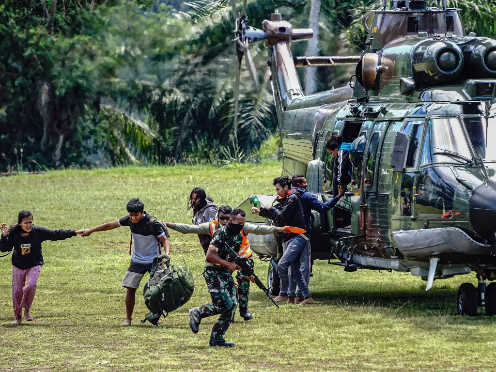 Sejumlah tenaga kesehatan (Nakes) korban penyerangan Kelompok Kriminal Bersenjata (KKB) turun dari helikopter milik TNI AD di Lapangan Frans Kaisepo Makodam XVII Cenderawasih, Kota Jayapura, Papua. (ANTARA FOTO/Indrayadi TH).