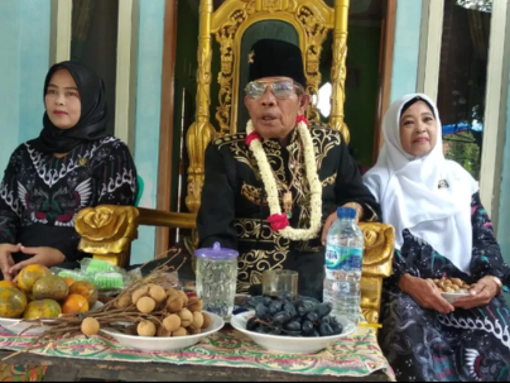 Baginda Sultan Iskandar Jamaludin (tengah), Raja Kerajaan Angling Dharma. (Foto: Istimewa)