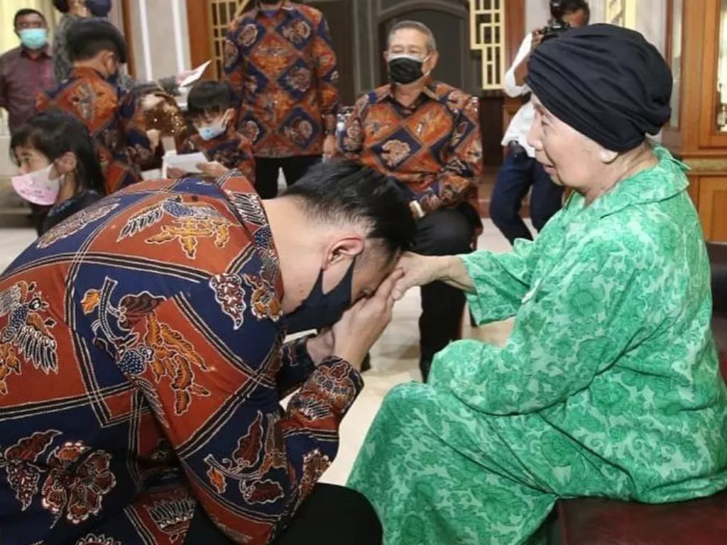Agus Harimurti Yudhoyono (AHY)  sedang sungkem ke neneknya, Hj Sunarti Sri Hadiyah Sarwo Edhie Wibowo. (Instagram/@agusyudhoyono)
