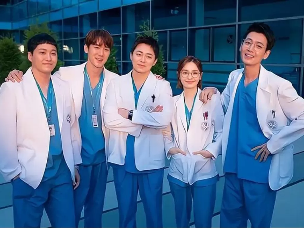 Para pemain drama Hospital Playlist. (Instagram/@hospital.playlist)