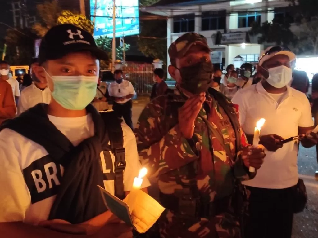 Tenaga kesehatan dari berbagai organisasi dan warga Kota Jayapura, Selasa malam (21/9) menghadiri aksi bakar lilin terkait insiden kekerasan yang dialami nakes di Kiwirok, Kabupaten Pegunungan Bintang. (photo/ANTARA/Evarukdijati)