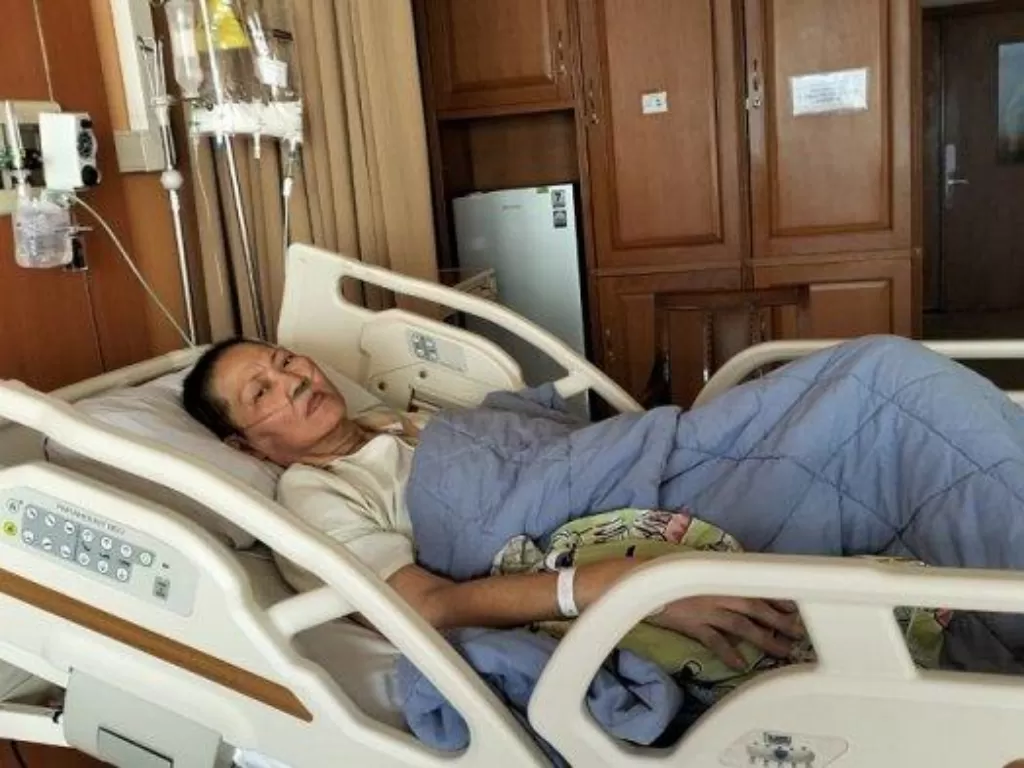 Verawaty Fajrin terbaring lemah di RS Kanker Dharmais. (photo/Istimewa)