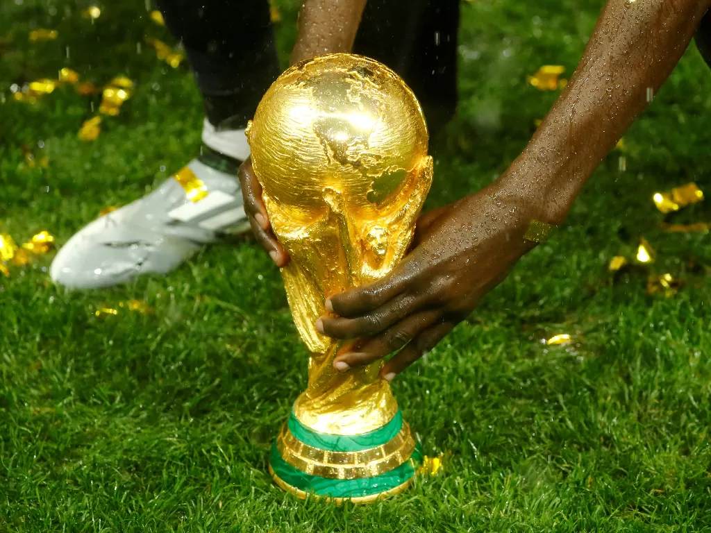 Trofi Piala Dunia. (REUTERS/KAI PFAFFENBACH)