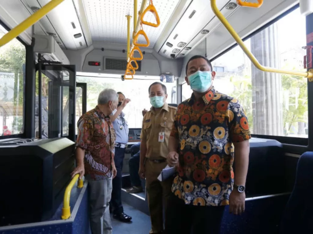 Wali Kota Semarang Hendrar Prihadi menguji coba langsung bus listrik buatan Mobil Anak Bangsa yang rencananya akan digunakan sebagai transportasi ramah lingkungan di Ibu Kota Jawa Tengah itu, Senin. (ANTARA/ HO-Humas Pemkot Semarang)