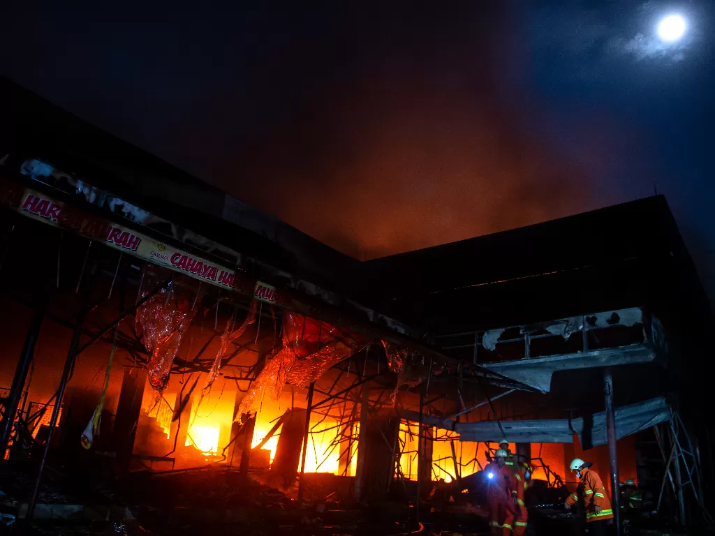 Petugas berusaha memadamkan api yang membakar Pasar Swalayan di kawasan CIlandak, Jakarta Selatan, Selasa (21/9/2021). (photo/ANTARA FOTO/M Risyal Hidayat)