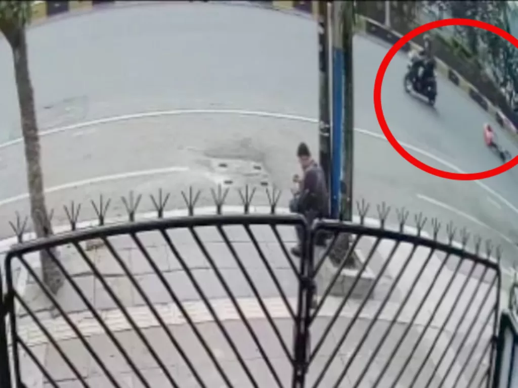 Aksi jambret pesepeda yang tertangkap kamera pengawas. (Istimewa)