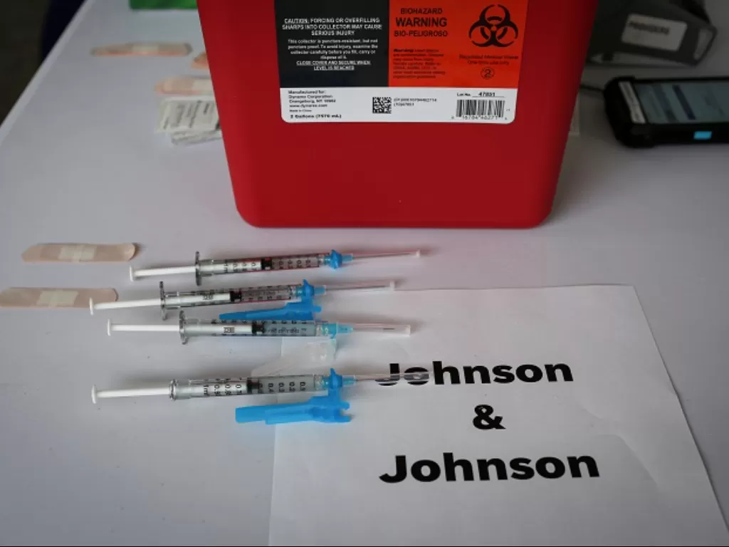 Ilustrasi vaksin Covid-19 buatan Johnson & Johnson. (REUTERS/Marco Bello)