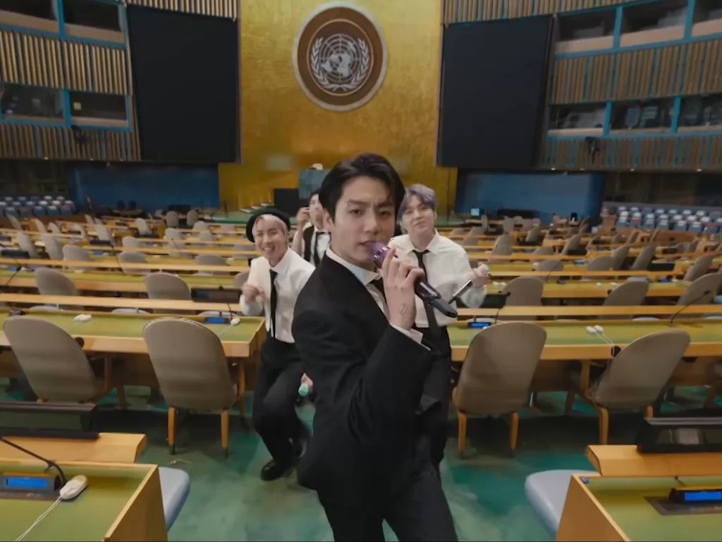 BTS performing di ruangan PBB. (Photo/YouTube)