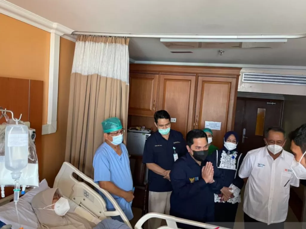 Menteri BUMN Erick Thohir menjenguk legenda bulu tangkis Verawaty Fajrin yang sedang menjalani perawatan karena penyakit kanker paru-paru di Jakarta, Rabu (22/9) (ANTARA)
