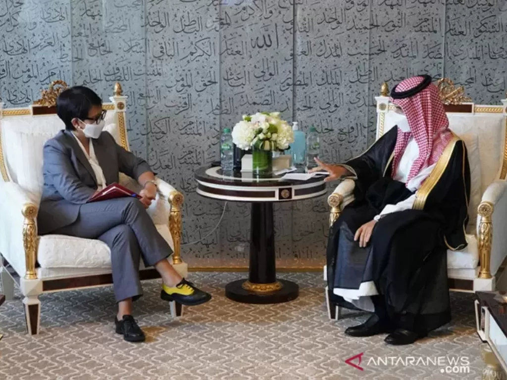 Menteri Luar Negeri Retno Marsudi (kiri) bertemu Menlu Arab Saudi Faisal bin Farhan (kanan) di sela-sela Sidang Umum PBB di New York, Amerika Serikat, pada Selasa (21/9/2021).  (photo/ANTARA/HO-Kemlu RI)