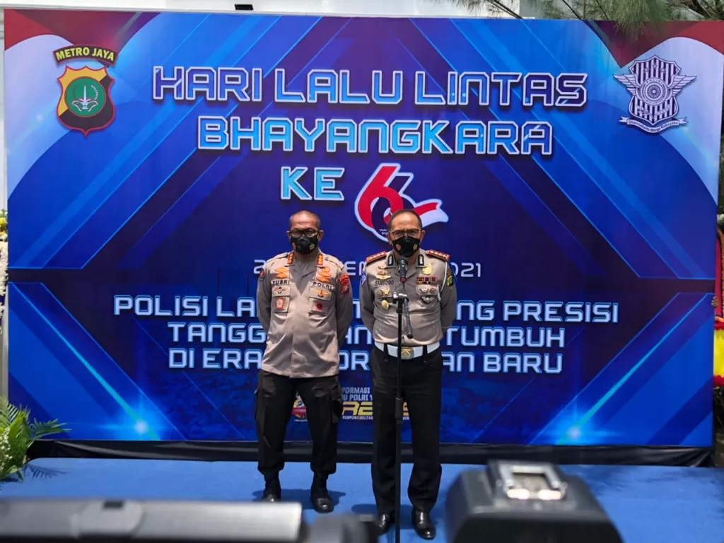 Dirlantas PMJ Kombes Sambodo Purnomo (kanan) dalam Konferensi pers HUT Polantas di Polda Metro Jaya, Jakarta. (INDOZONE/Samsudhuha Wildansyah)