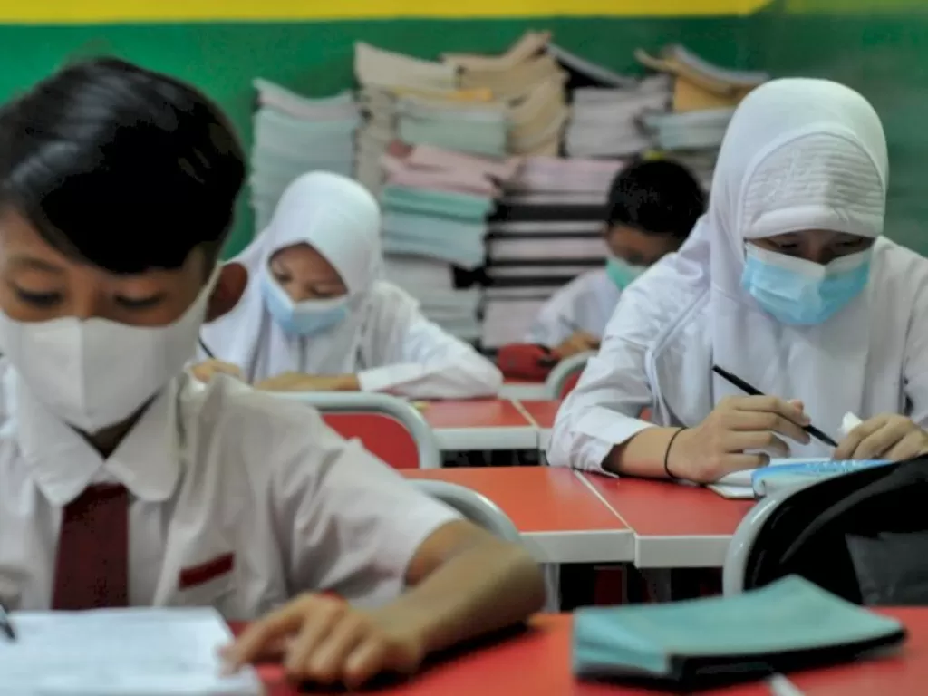 Sejumlah murid SD Negeri Kota Baru mengikuti Ujian Penilaian Akhir Sekolah di Bekasi, Jawa Barat, Senin (8/6/2021). (ANTARA FOTO/Fakhri Hermansyah)