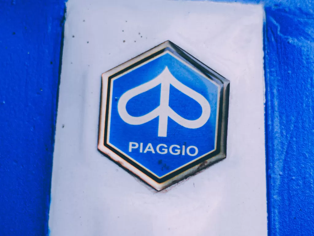 Tampilan logo Piaggio (photo/Unsplash/Nasik Lababan)