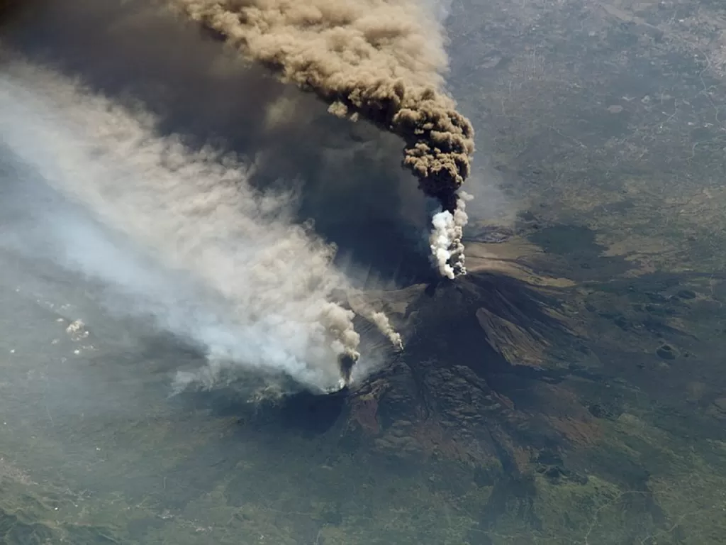 Gunung Etna diambil dari atas langit. (Wikipedia)