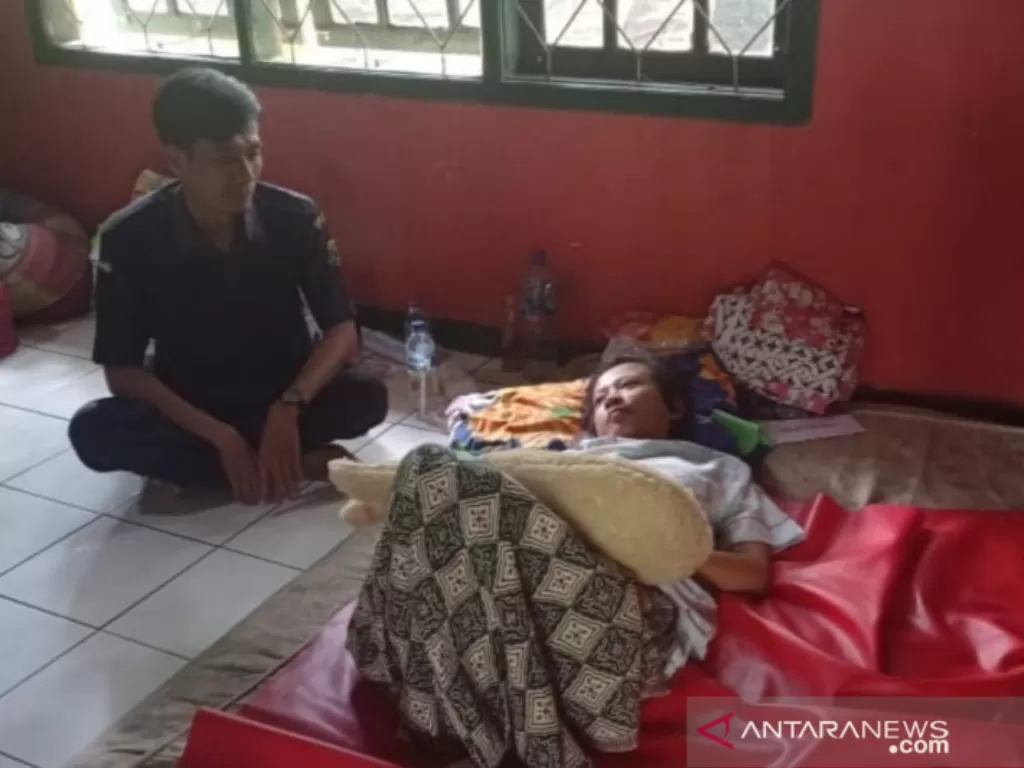 Lesi Kulsum (30) Pekerja Migran asal Cianjur, Jawa Barat, hanya bisa terbaring di atas kasur karena mengalami lumpuh dan hilang ingatan saat hendak bekerja di Dubai. (ANTARA/Ahmad Fikri)
