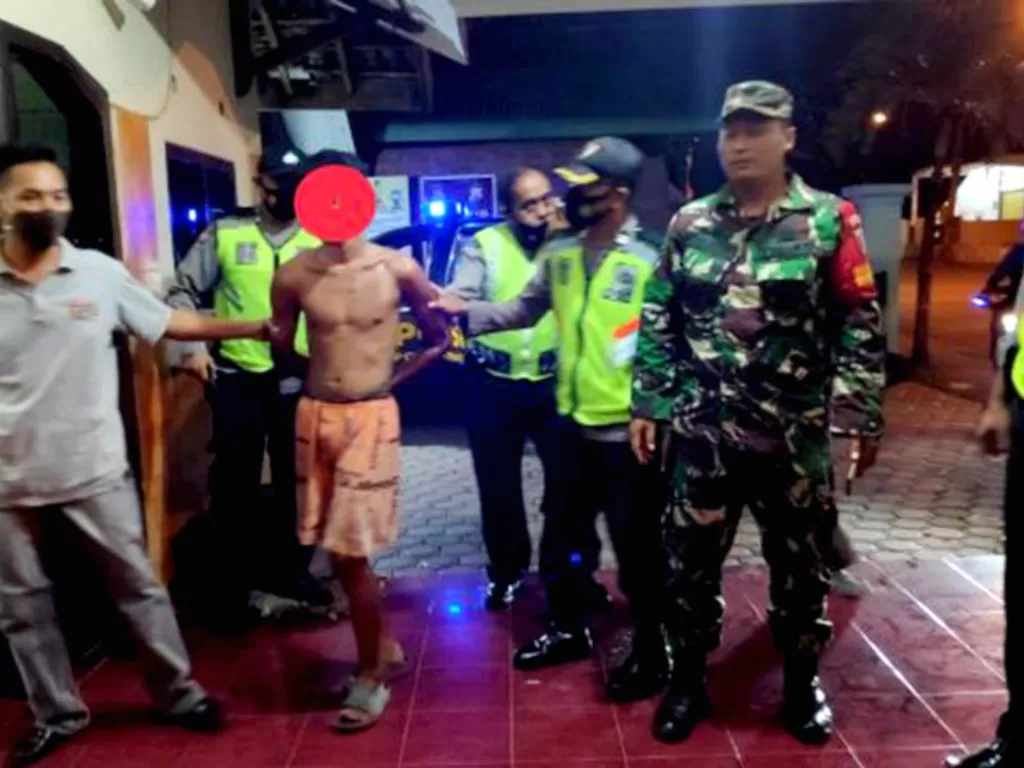 Begi Nurjianto diamankan petugas usai membacok pasutri tetangganya di Tulungagung. (photo/ANTARA/HO)