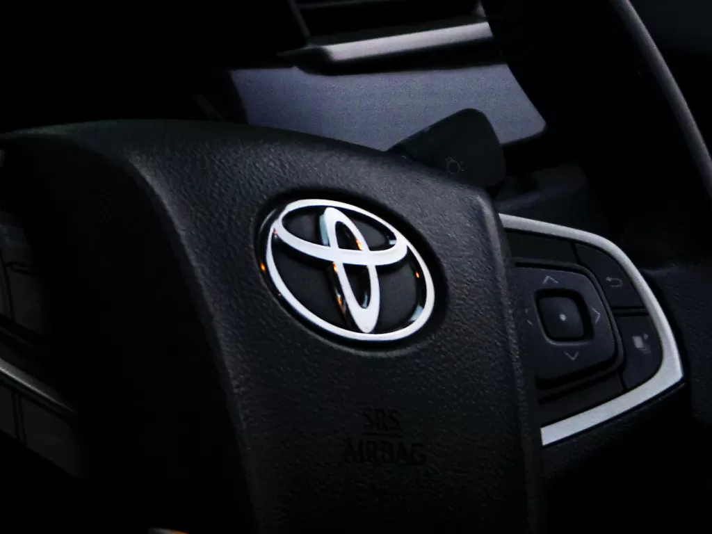 Tampilan logo produsen otomotif asal Jepang, Toyota (photo/Unsplash/Vishal Bonthapally)