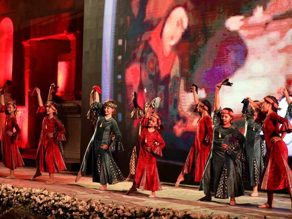 Anak-anak tampil saat pembukaan Jerash Festival of Culture and Arts (REUTERS/Alaa Al Sukhni)