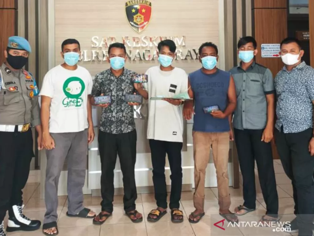 Petugas kepolisian memperlihatkan lima orang tersangka yang ditangkap dari sejumlah lokasi terkait judi daring Higgs Domino, di ruang Satuan Reserse Kriminal Polres Nagan Raya, Aceh, Rabu (22/9/2021). (photo/ANTARA/HO-Dok. Polres Nagan Raya Aceh)