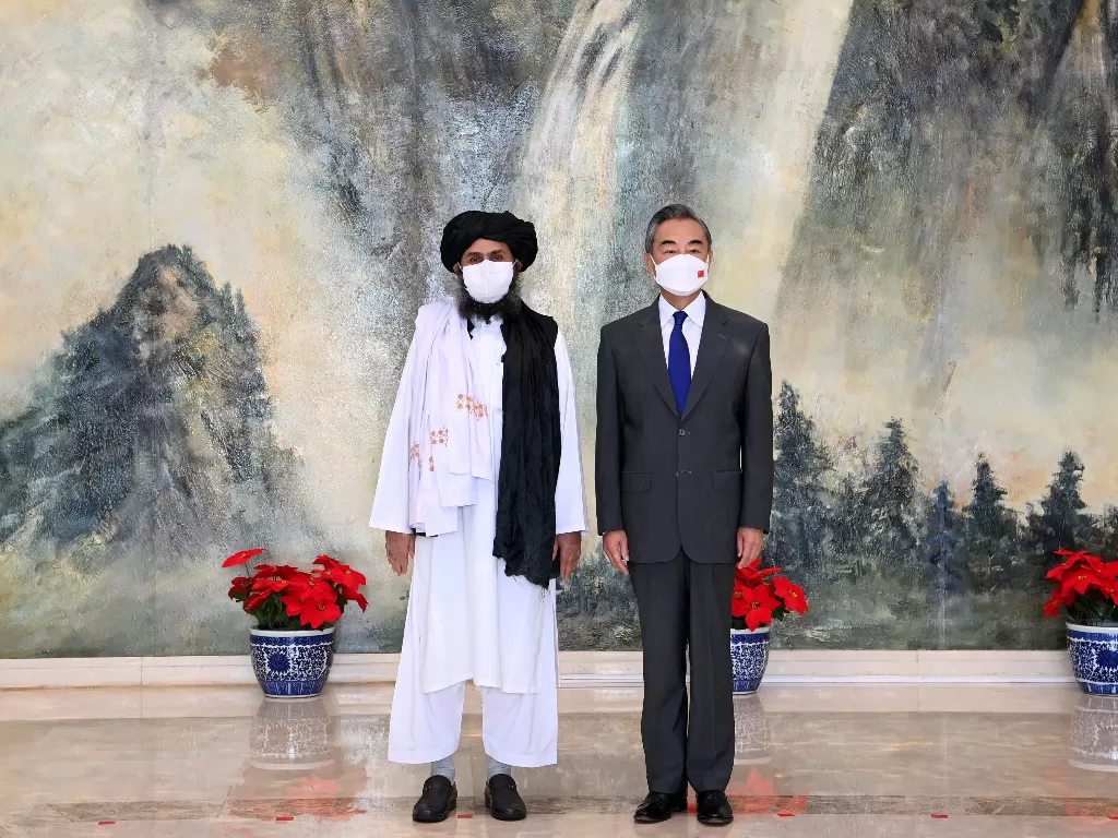 Menteri Luar Negeri (Menlu) China Wang Yi bertemu dengan kepala politik Taliban Mullah Abdul Ghani Baradar. (photo/Li Ran/Xinhua via REUTERS)