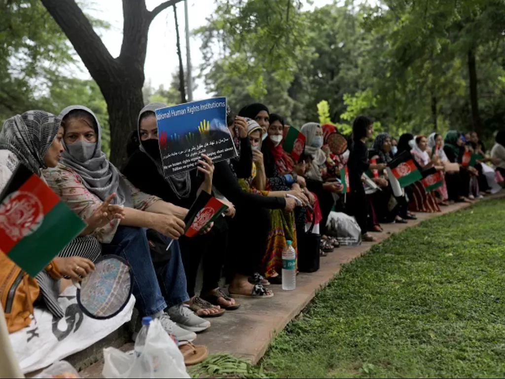 Para perempuan Afghanistan berdemonstrasi di New Dehli India untuk menuntut hak-hak mereka. (REUTERS/Anushree Fadnavis)