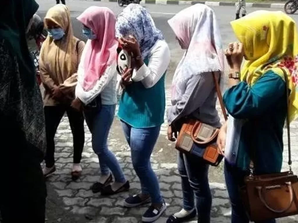 Wanita berjins terjaring razia oleh polisi syariat Aceh. (Instagram @Aceh.viral)