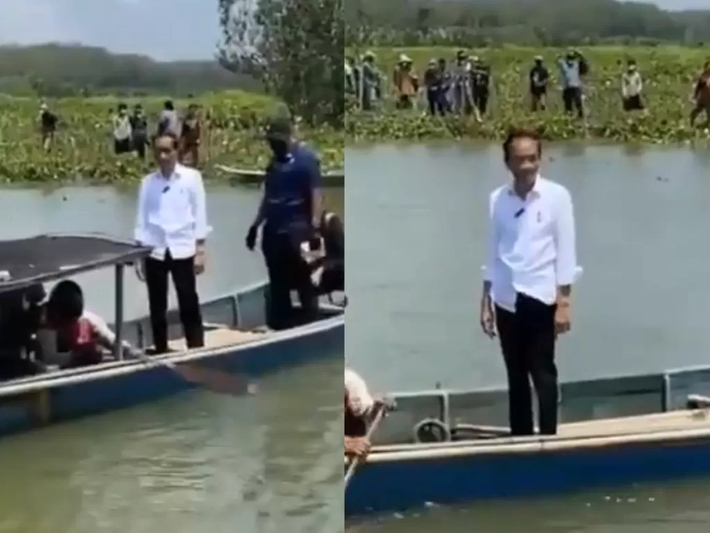 Jokowi menaiki perahu seberangi sungai di Desa Tritih Kulon, Cilacap Utara, Cilacap, Kamis (23/9/2021) (Istimewa)
