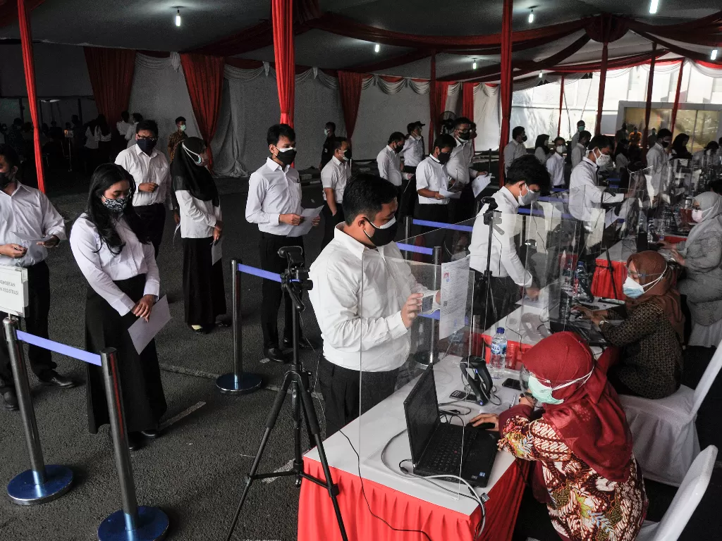 Sejumlah petugas memeriksa dokumen calon peserta tes SKD (Seleksi Kompetensi Dasar) CPNS di Kantor BKN Pusat, Jakarta Timur. (ANTARA FOTO/ Fakhri Hermansyah).
