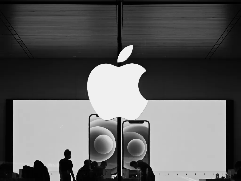 Tampilan logo perusahaan teknologi asal Cupertino, AS yaitu Apple (photo/Unsplash/Jimmy Jin)