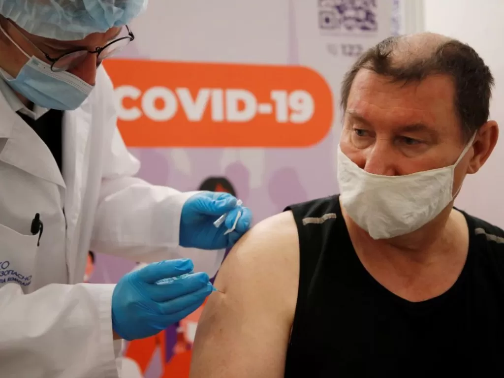 Seorang warga menerima suntikan vaksin Covid-19 di Saint Petersburg, Rusia, 24 Februari 2021. (REUTERS/Anton Vaganov/File Photo)
