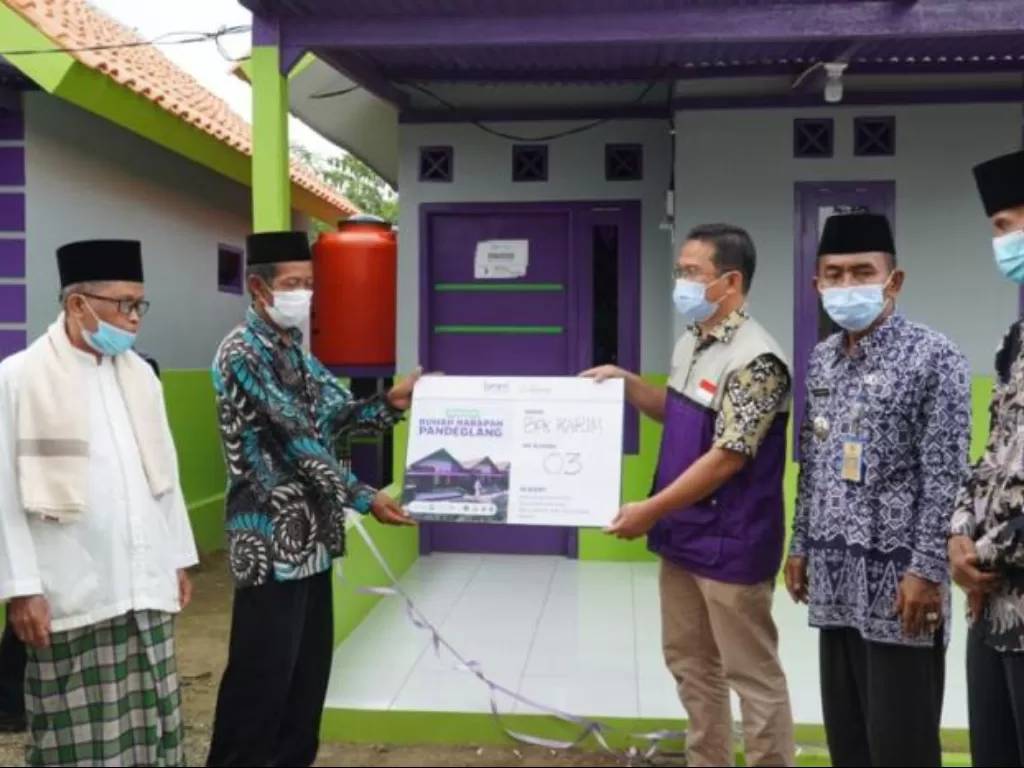 Penyerahan rumah harapan untuk eks penganut Islam Hakekok Balakasuta di Pandeglang, Banten. (Foto: Dok Laznas BMM)