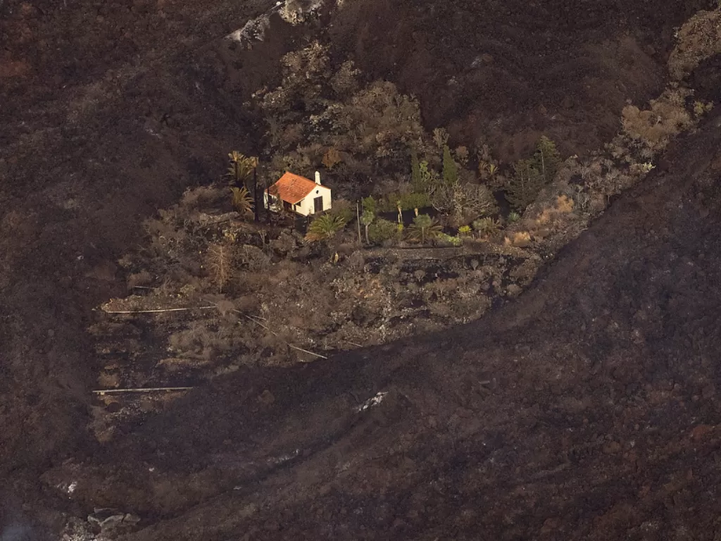 Rumah ini berhasil selamat dari bencana alam. (Photo/Twitter/@EmilioMorenatti)
