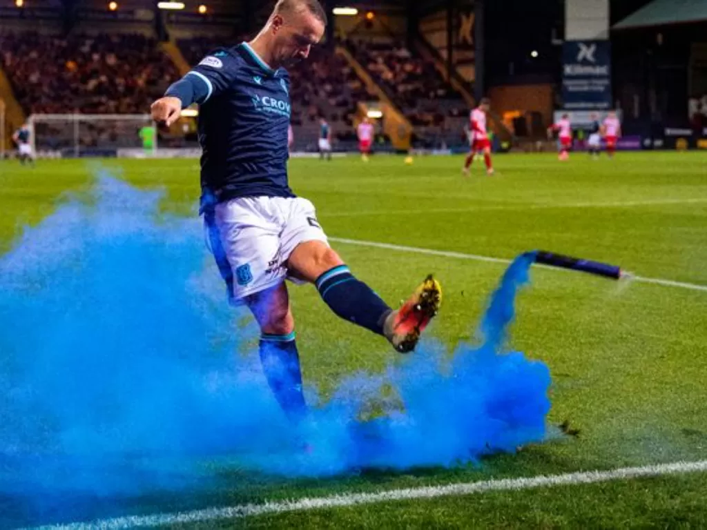 Leigh Griffiths, pemain Liga Skotlandia yang tendang flare ke tribun stadion (Daily Star)