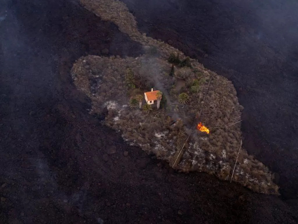 Satu rumah selamat dari lava gunung berapi. (ALFONSO ESCALERO)