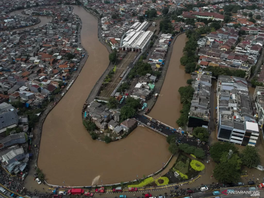 Foto aerial banjir yang merendam kawasan Jatinegara Barat, Kampung Pulo, Jakarta, Senin (8/2/2021).  (ANTARA FOTO/Galih Pradipta)