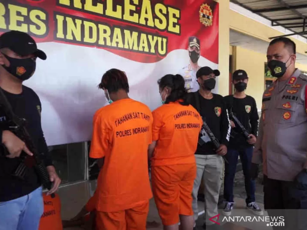 Dua tersangka pembunuh sedang diinterogasi oleh Kapolres Indramayu AKBP M. Lukman Syarif di Indramayu, Jawa Barat, Kamis (23/9/2021). (ANTARA/Khaerul Izan)