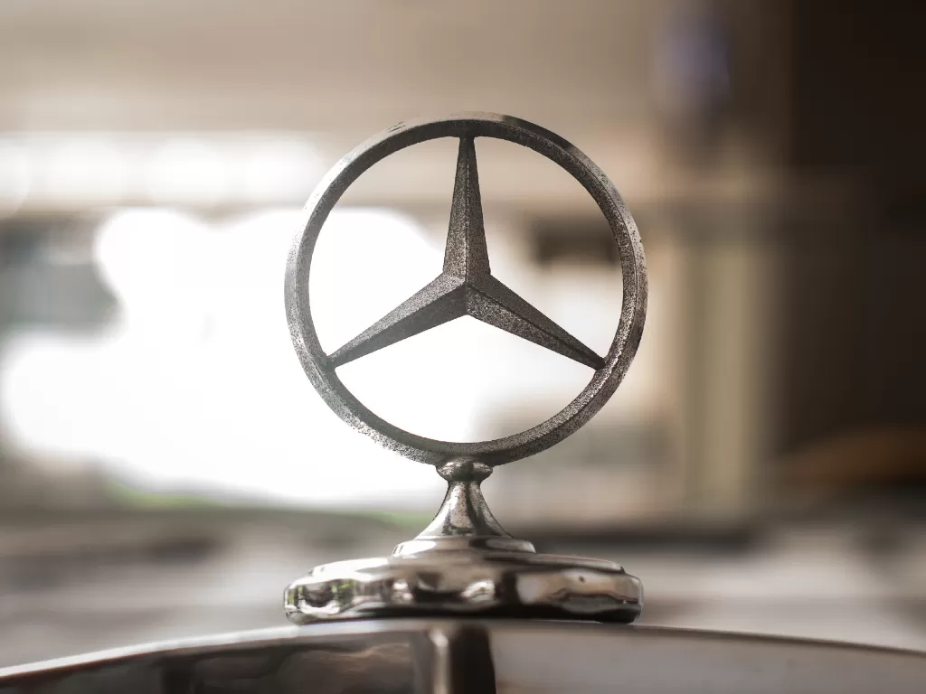 Tampilan logo Mercedes di salah satu mobil buatannya (photo/Unsplash/Uriel Soberanes)