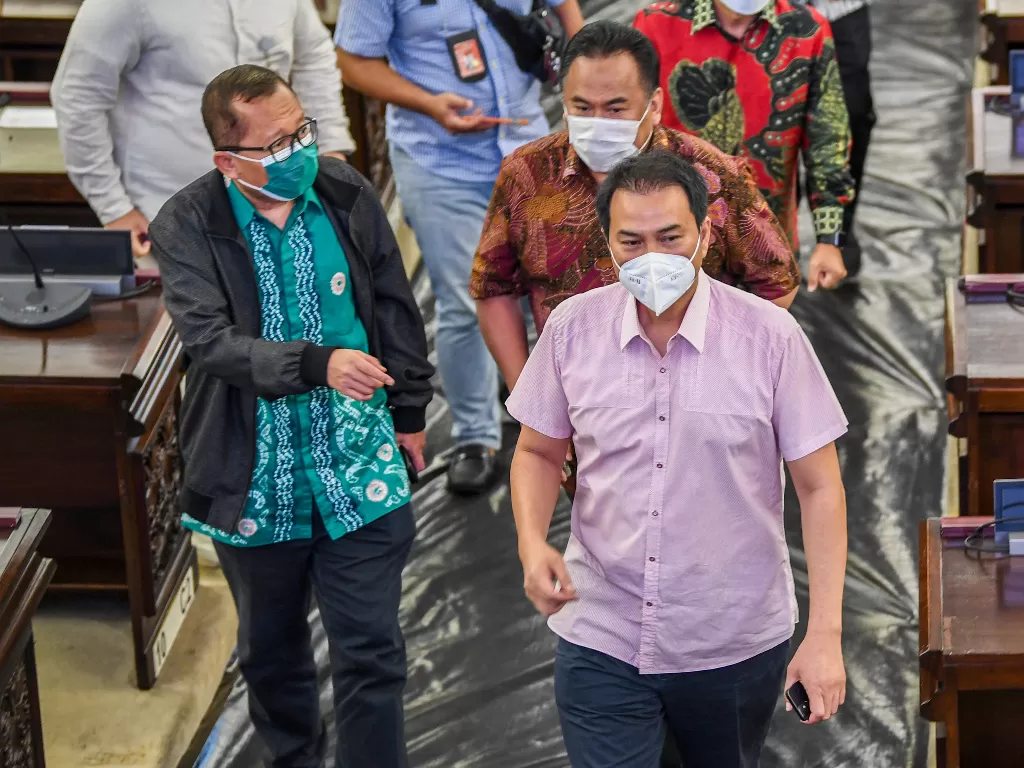 Wakil Ketua DPR Azis Syamsuddin (kanan) bersama Rachmat Gobel (kedua kanan) dan Wakil Ketua MPR Arsul Sani (kiri). (Foto: ANTARA/Galih Pradipta)