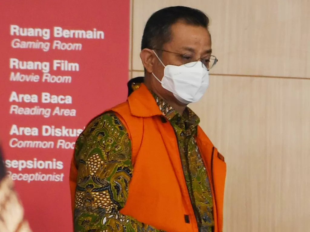  Juliari P Batubara berjalan menuju mobil tahanan usai menjalani sidang pembacaan putusan secara virtual di gedung ACLC KPK, Jakarta, Senin (23/8/2021).  (photo/ANTARA FOTO/Hafidz Mubarak A)