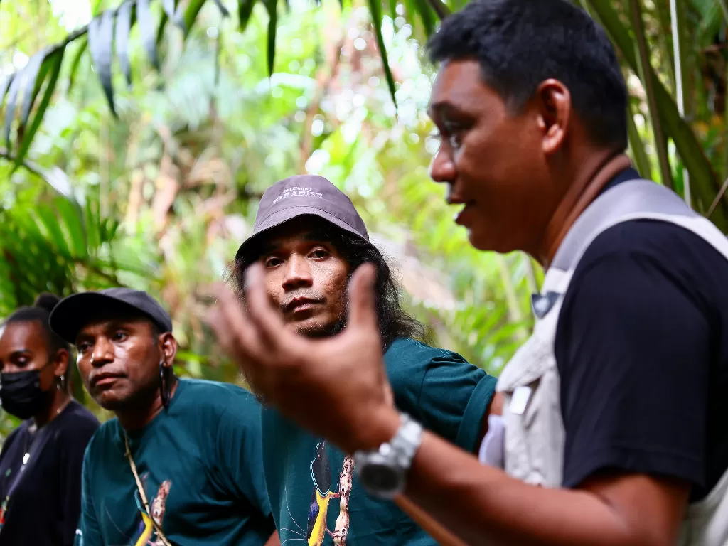 CEO Yayasan EcoNusa Bustar Maitar (kanan), Kaka Slank (kedua kanan), Papua Jungle Chef Charles Toto (kedua kiri) dan Putri Agrowisata Indonesia 2021 Yokbet Merauje (kiri). ANTARA FOTO/Virna P Setyorini