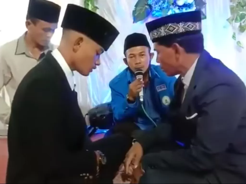 Detik-detik sebelum pengantin pria ditendang ayah mempelai wanita saat akad nikah (Facebook/Ansar Blur)