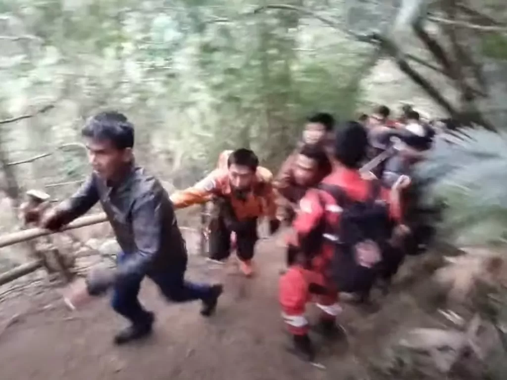 Detik-detik evakuasi Gibran usai ditemukan di Gunung Guntur (YouTube/Jelajah GUNUNG CIKURAY)