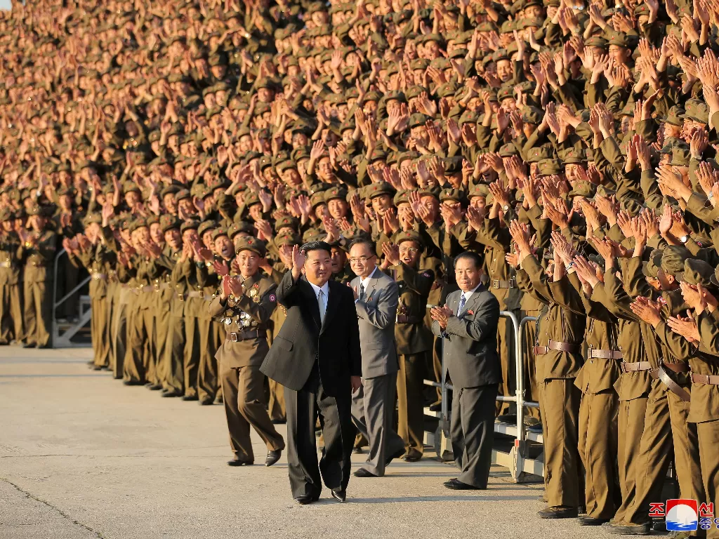 Pemimpin Korea Utara Kim Jong Un menyapa anggota militer pada peringatan 73 tahun berdirinya negara itu, di Pyongyang. (photo/KCNA via REUTERS)