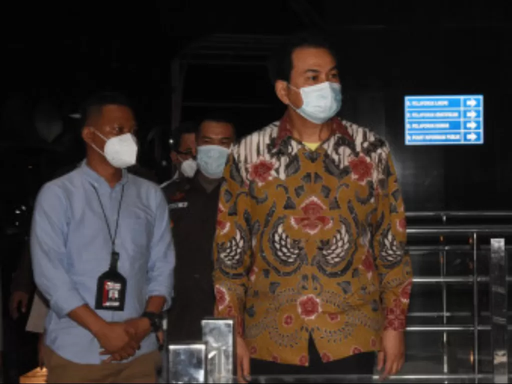  Wakil Ketua DPR Aziz Syamsuddin (kanan) Aziz Syamsuddin dijemput paksa penyidik KPK untuk menjalani pemeriksaanuntuk menjalani pemeriksaan di Gedung Merah Putih KPK, Jakarta, Jumat (24/9/2021). (ANTARA FOTO/Indrianto Eko Suwarso)