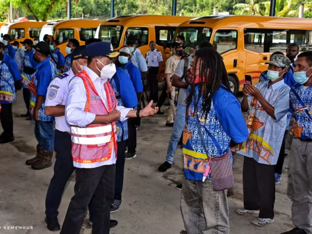 Menteri Perhubungan Budi Karya Sumadi (kiri) berbincang dengan salah satu awak bus di sela kunjungan di Papua, pada Sabtu (25/9). (Kementerian Perhubungan)