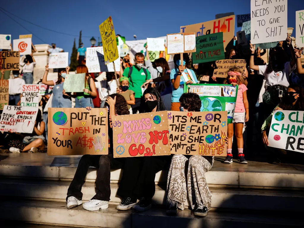Mahasiswa Yunani dan aktivis organisasi lingkungan selama aksi Global Climate Strike dari gerakan Fridays for Future, di Athena, Yunani, 24 September 2021. (REUTERS/Alkis Konstantinidis)