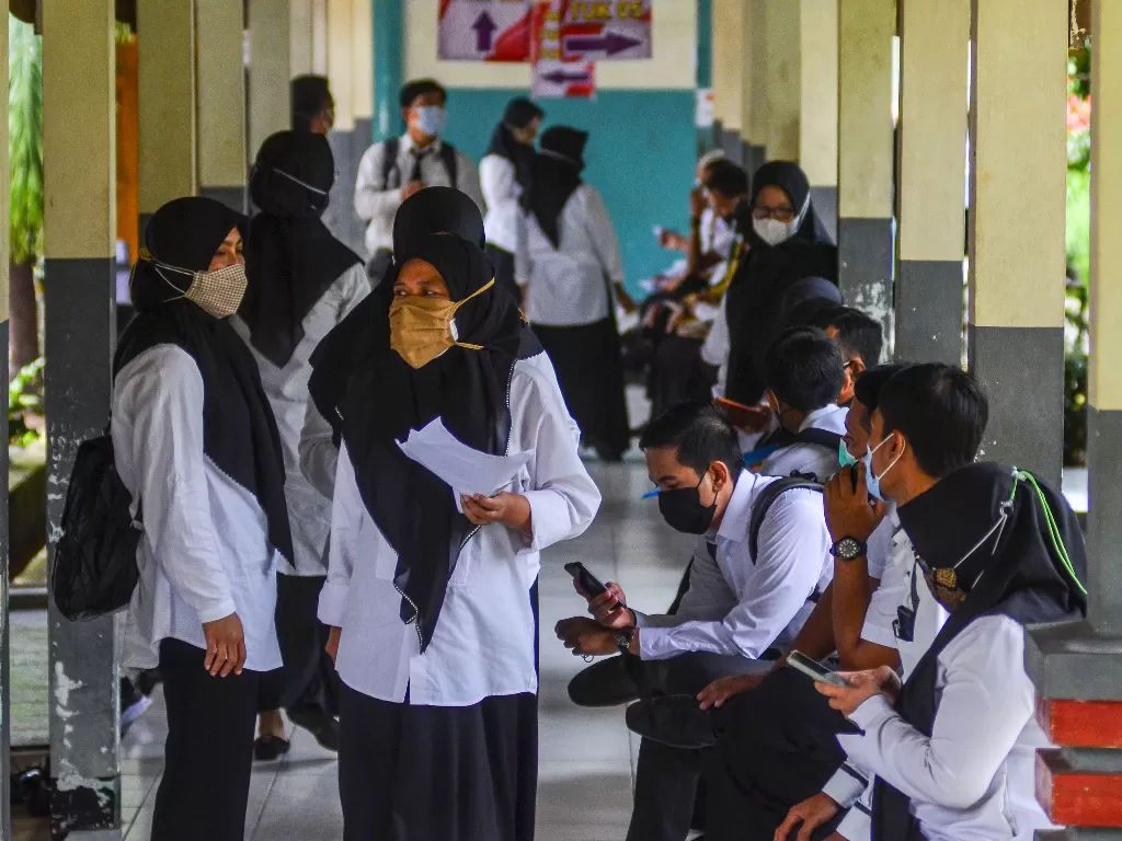 Peserta ujian Pegawai Pemerintah dengan Perjanjian Kerja (PPPK) menunggu ujian seleksi menggunakan sistem Computer Assisted Test di SMKN 2 Ciamis, Jawa Barat, Senin (13/9/2021). (ANTARA FOTO/Adeng Bustomi)