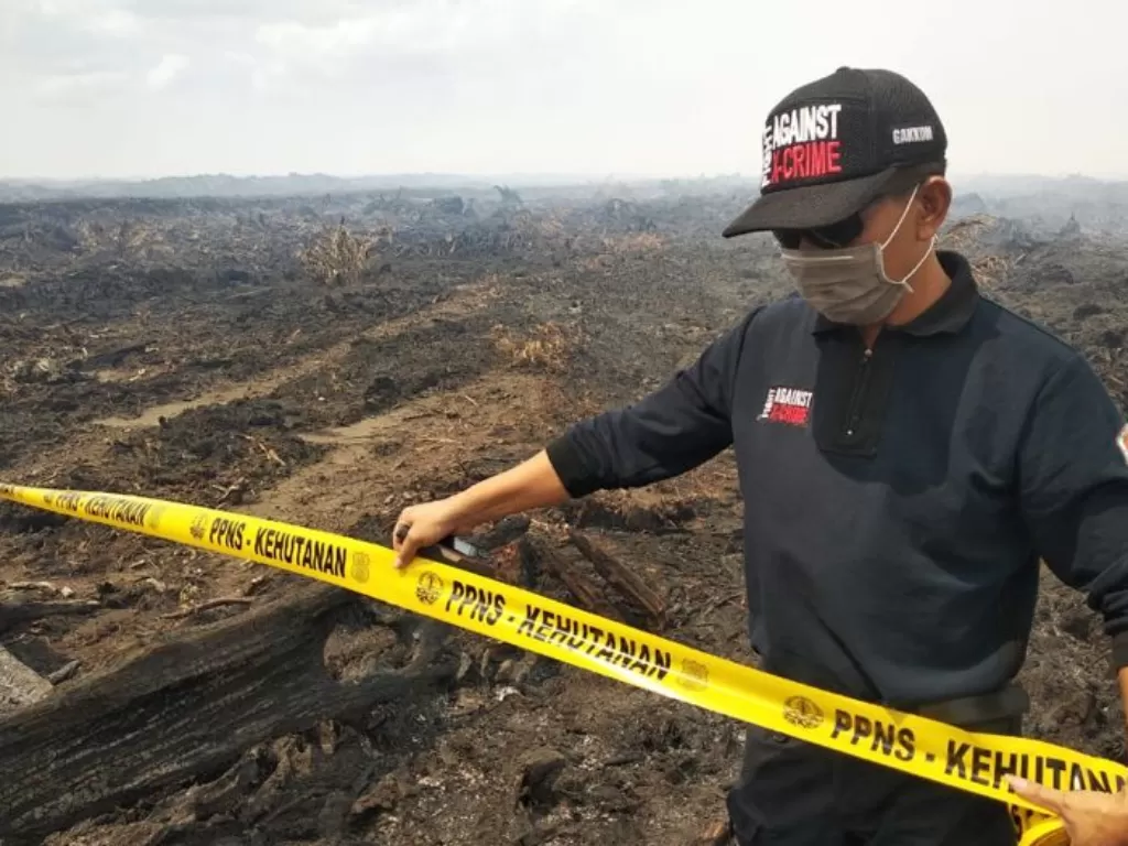Petugas Kehutanan memasang garis kuning di lokasi kebakaran lahan di Kalimantan Tengah. (Dok. KLHK)