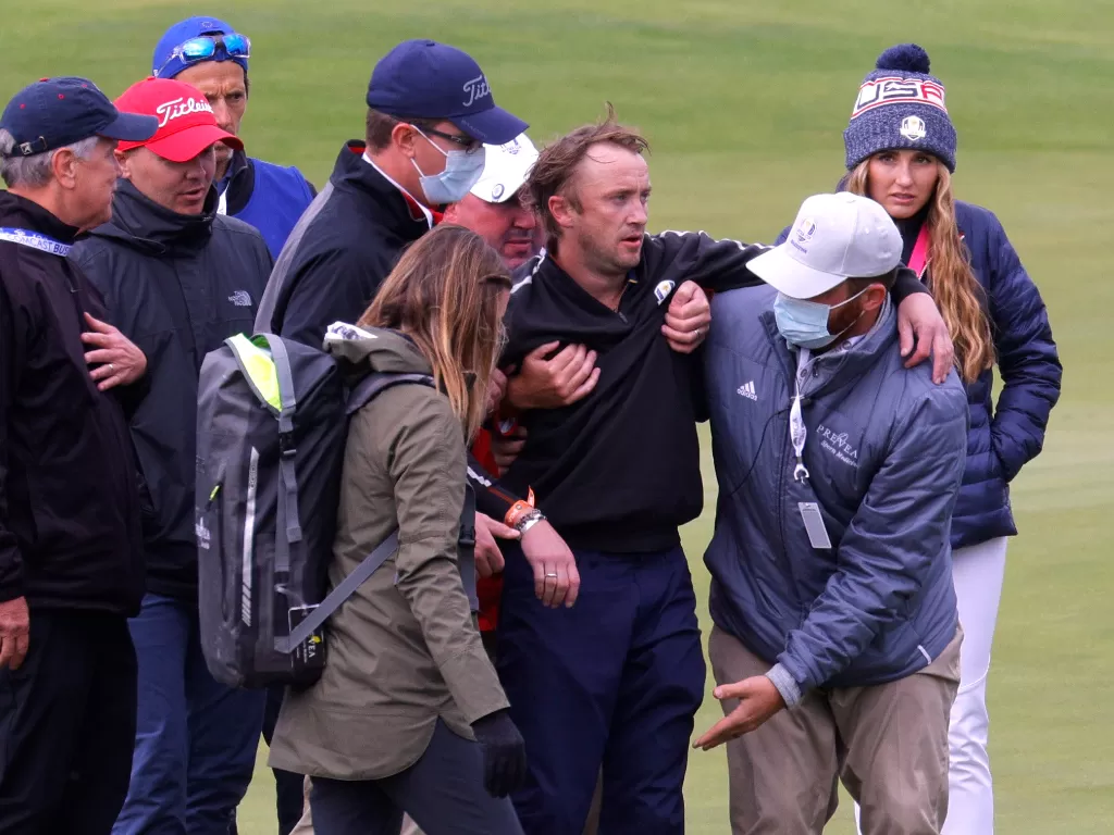 Tom Felton pingsan saat berlaga di pertandingan golf antar selebriti (REUTERS/Mike Segar)
